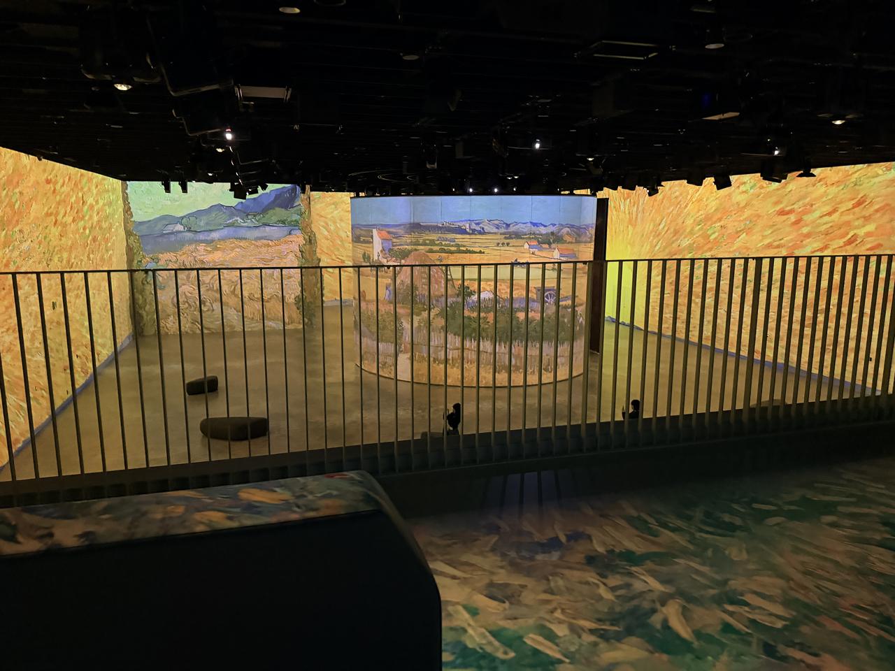 画像: ［メザニン / Mezzanine］ メインホール全体を一望できる展望エリア。壮大な映像空間を俯瞰で楽しむことができます。