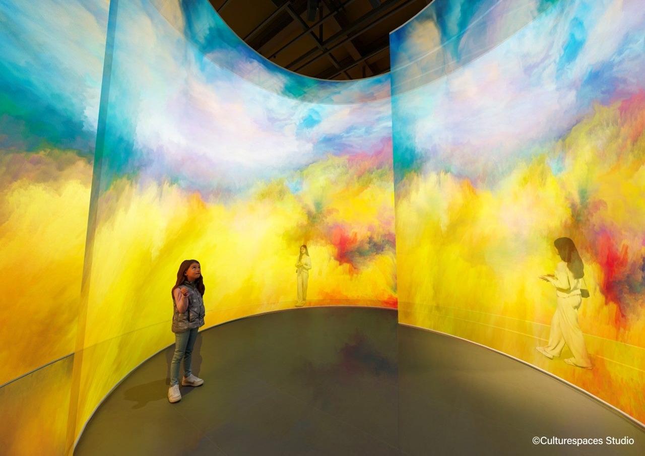 画像: ［スパイラルシリンダー / Spiral Cylinder］ 直径9.5m、高さ6.6mの巨大な渦巻き状スクリーンの内部へ足を踏み入れることで、メインホールで上映される作品の渦の中へ自ら入り込むことができる空間です。透過性のある紗幕を重ねた多層的な映像表現が奥行きと立体感を生み出し、幻想的な世界を創出します。思わず写真に収めたくなるフォトジェニックなスポットです。