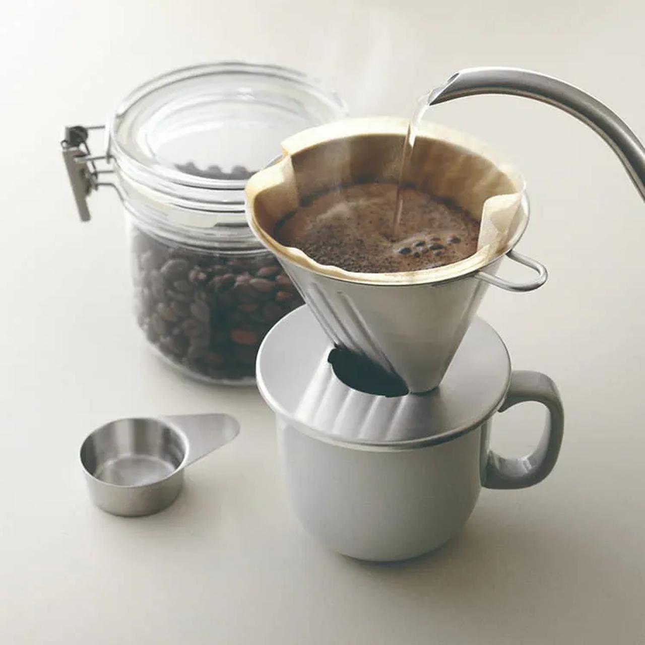 画像: 【コーヒーのおいしい入れ方】 フィルターをドリッパーにセットし、コーヒーの粉を人数分入れます。 1人あたりの目安:10~12g 粉の表面を平らにしてサーバーにのせます。 コーヒー全体に少量のお湯を注ぎ、約20秒間蒸らします。沸騰後、1~2分置いた90℃前後が適温です。 粉がふくらんだら、中心よりゆっくり円を描きながら何度かに分けてお湯を注ぎます。 外側にできる粉の壁を崩さないように注ぐのがポイントです。 www.muji.com