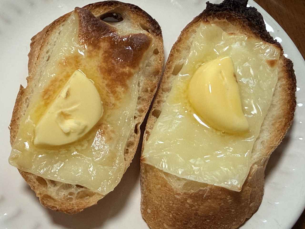 画像: トーストしたフランスパンに乗せて、最後にバターをON