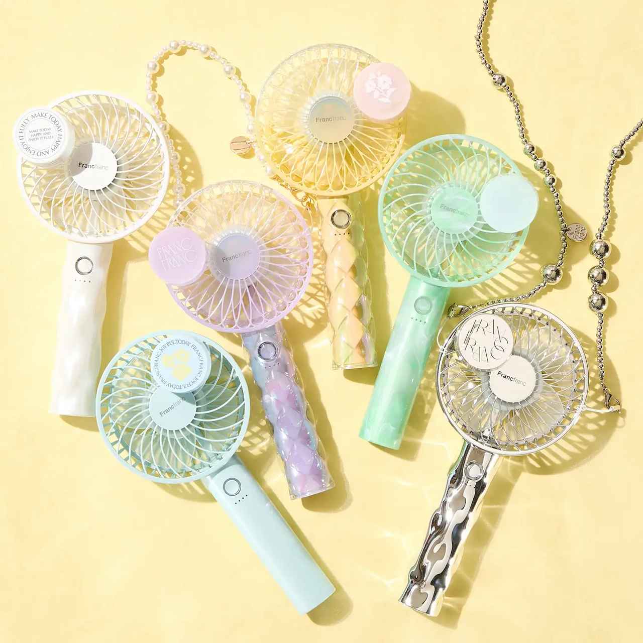 画像: 【商品名】ハンディファン フレグランスクリップ 【価格】各980円 【種類】6種類展開 ハンディファンに取り付けられる、香り付きクリップです。ファンに合わせて選べる6種のデザインと香りをラインアップしました。リフレッシュしたい時や、気分をスイッチしたいシーンにもおすすめです。