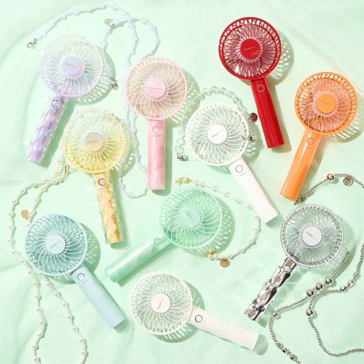 画像: 【商品名】フレ ハンディファン 【価格】2,680円~ 【種類】12色展開 卓上でも携帯型でも使えるUSB充電式2WAYタイプのハンディファンです。風量5段階+リズム風のパワフルな風量で、最大約9時間使用できます。※オーロラカラーはオンラインショップ限定販売