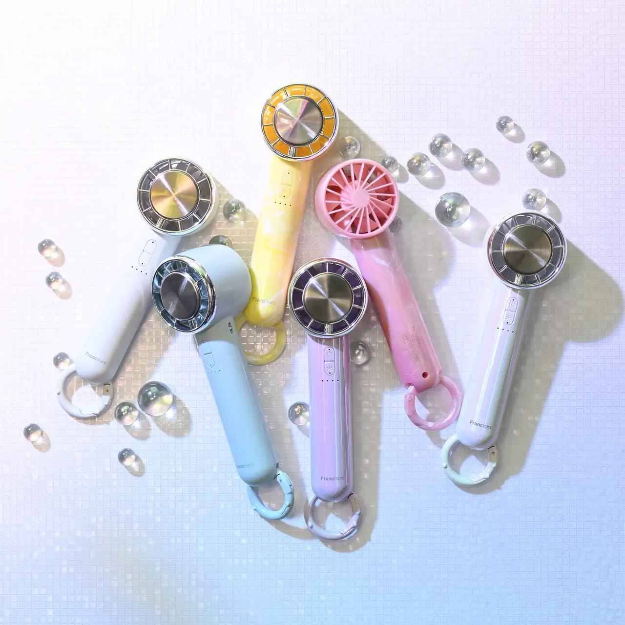 画像: 【商品名】フレ アイスプレート ハンディファン 【価格】2,980円~ 【種類】6色展開 身体を直接冷やすことができる冷却プレートを搭載したハンディファンです。カラビナ付きでバッグに直接取り付けられるほか、カラビナ部分を折り曲げれば、デスクや洗面所、キッチンなど卓上でも使用できます。
