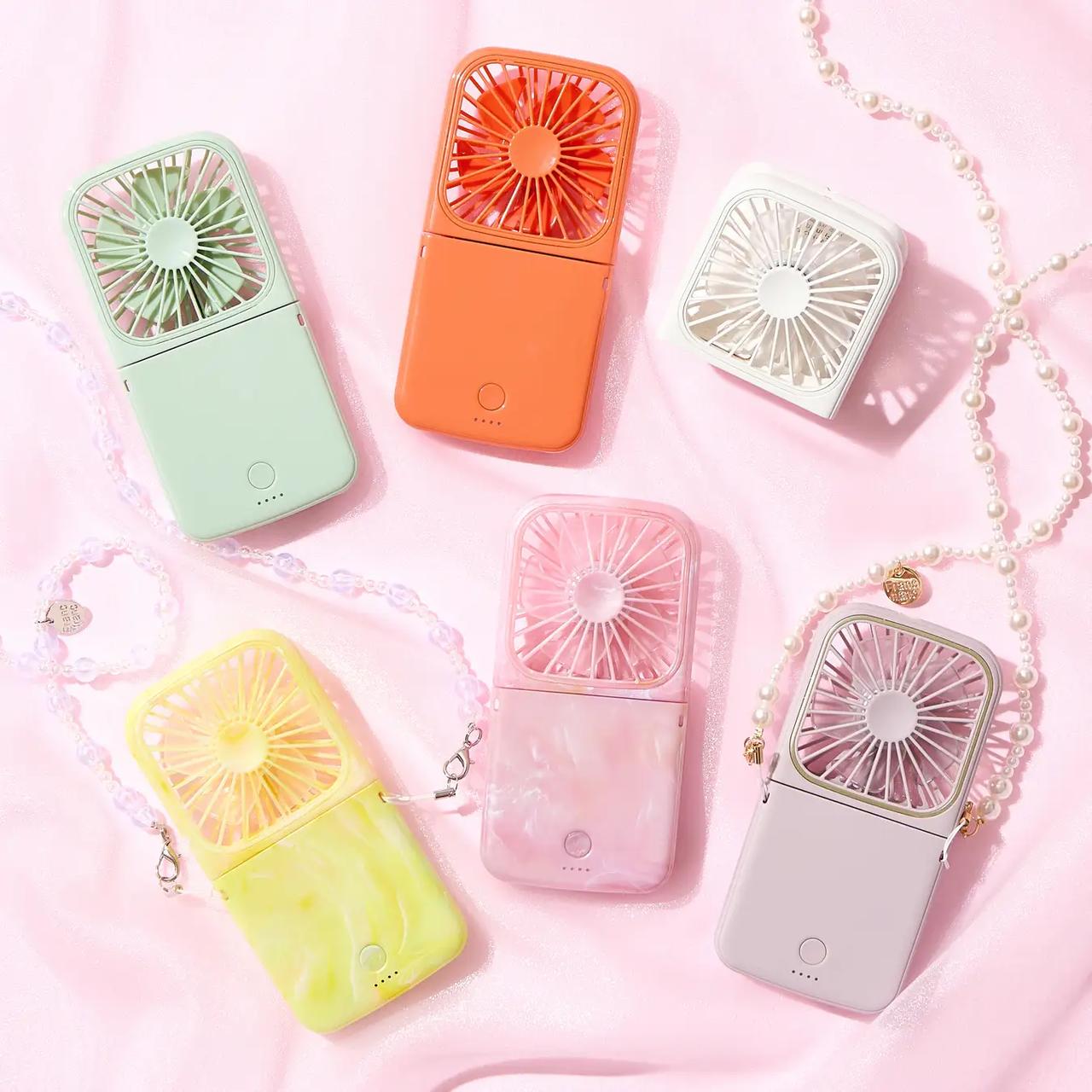 画像: 【商品名】フレ スマートハンディファン 【価格】2,680円~ 【種類】6色展開 携帯型のUSB充電式ハンディファンです。コンパクトに折りたたむことができ、デスクファンとしても活躍。付属のネックストラップを使えば、ハンズフリーでの使用も可能です。また、モバイルバッテリーとしても使用できます。