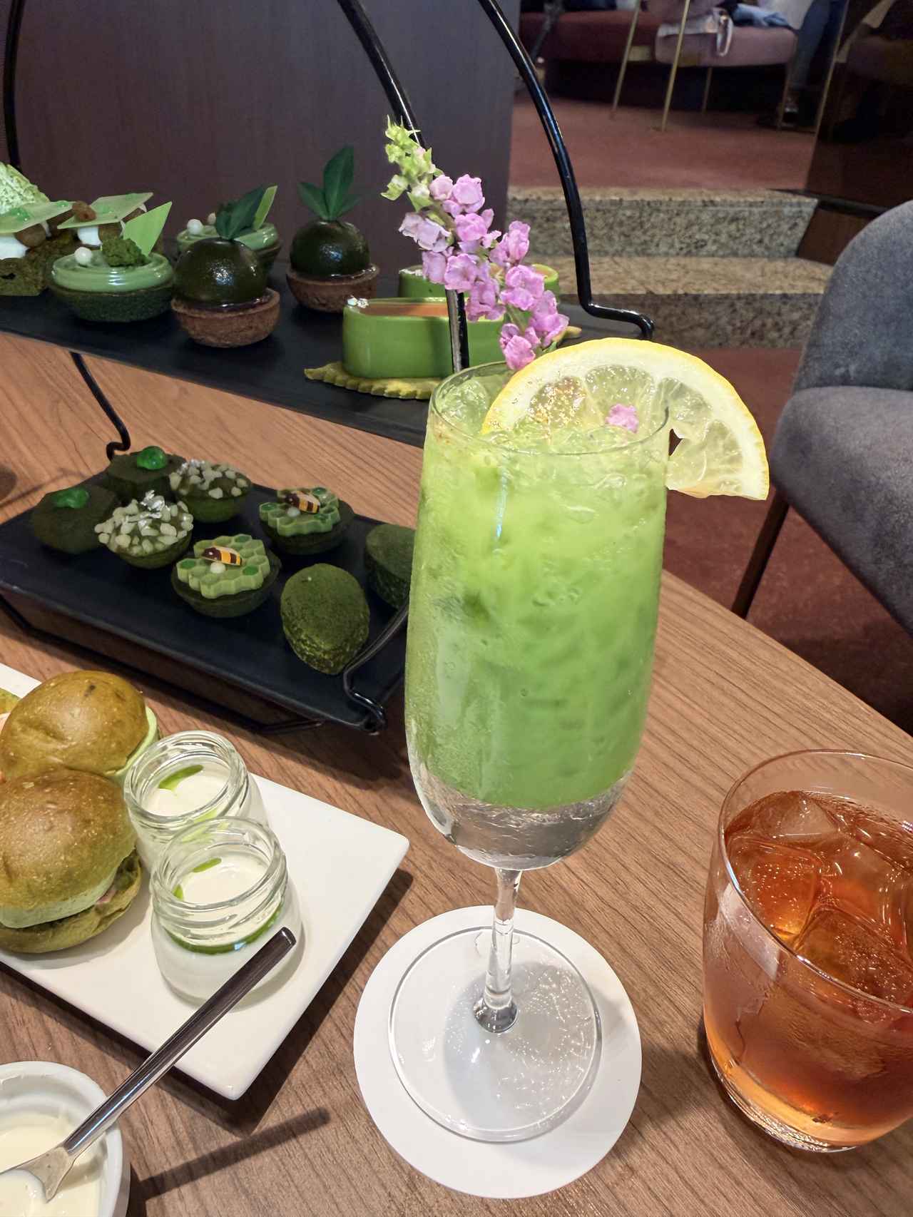 画像: 左)スペシャルドリンク「抹茶ソーダ」付きプラン ¥8,800(税・サービス料込み) 単品 ¥1,500(税・サービス料込み) 右)ウエルカムティー ロンネフェルトの新作「ハニーブッシュメドー」(アイス)