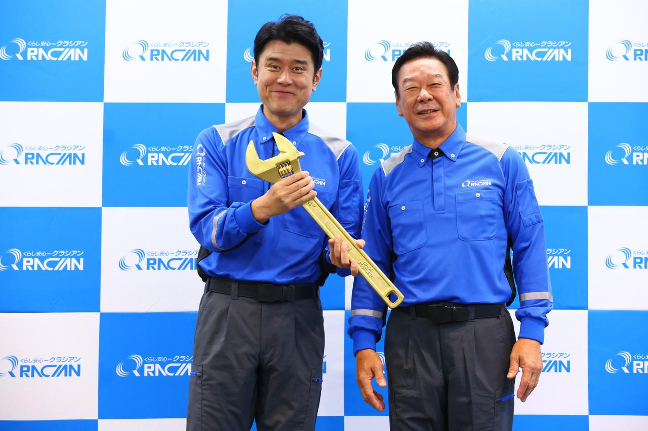 画像: “令和の顔”へバトンタッチ!金の巨大モンキーレンチ授与セレモニー