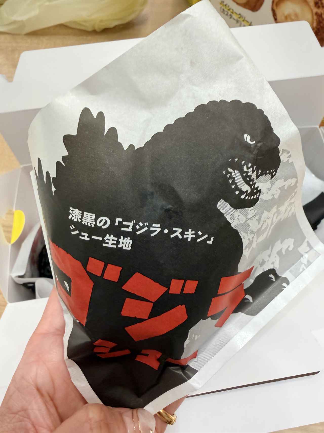 画像1: 漆黒の衝撃「ゴジラシュー」♡【ビアードパパ】漆黒✖苺の限定スイーツをレビュー