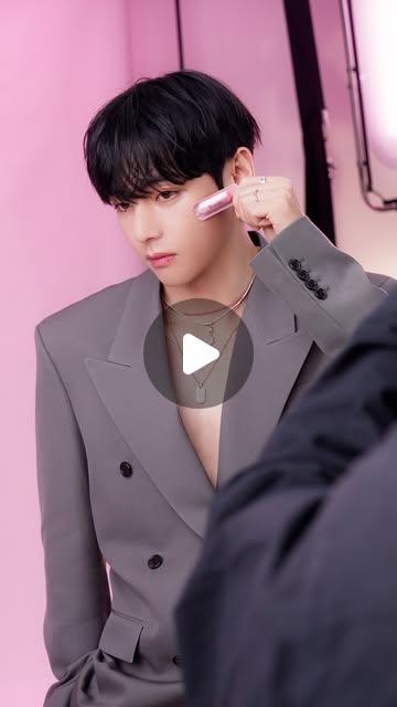 画像: Yunth -ユンス- on Instagram: "【Yunth ❘ V　Behind The Scene -Vol.1-】 ブランドアンバサダー Vさん出演のYunth新CM撮影の舞台裏をお届け！ 真剣な表情で本番に臨みつつ、 撮影の合間は談笑しながらリラックスした様子のVさん。 無事にレコーディングが終了し、思わずハイタッチするシーンも！  TVCM放映中！ こちらも是非あわせてチェックしてみてください。  #Yunth #V #Yunth君の肌に #Yunth #ユンス #生ビタミンC #使用期限30秒 #BehindTheScenes #メイキング"
