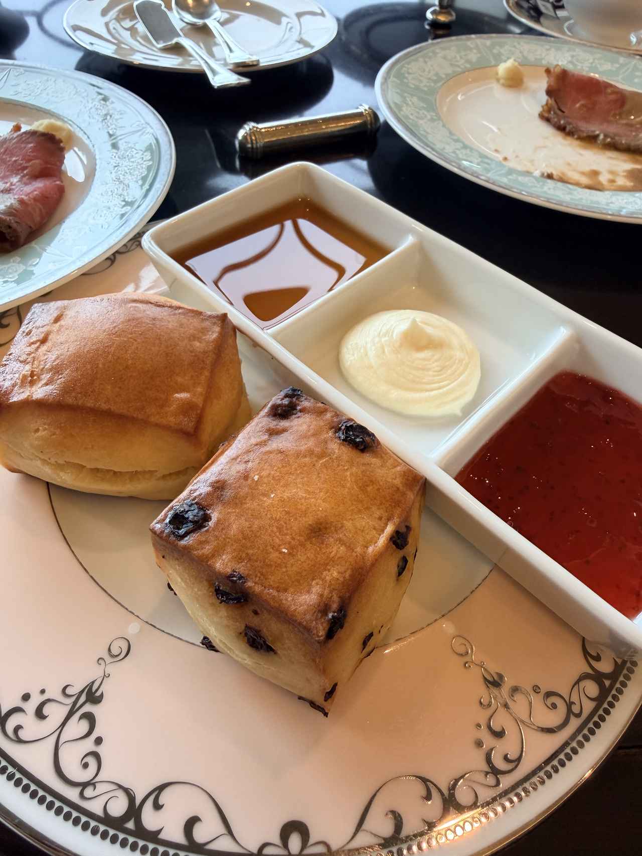 画像: プレーンスコーン、カレンズスコーン ストロベリージャム、クロテッドクリーム、メープルシロップ