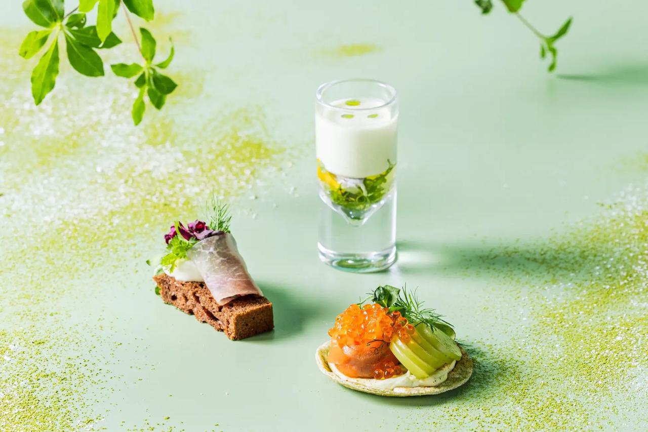 画像: ■枝豆の冷製ポタージュとトマトジュレのパリソワール 枝豆のやさしい甘みと貝の出汁を合わせた冷製ポタージュとトマトジュレを重ねた冷製スープ ■生ハムとセルバチコをのせたケークサレ ハチミツのやさしい甘みとスパイスの香りを効かせたケークサレに、生ハムのほどよい塩味とセルバチコのほろ苦さを合わせ、サワークリームのコクが楽しめます ■燻製香るスモークサーモンのグリーンタコス スモークサーモンにグリーントマトのピクルスの爽やかな酸味とシャインマスカットの甘みを合わせ、ケイジャンスパイスの香りがアクセント!