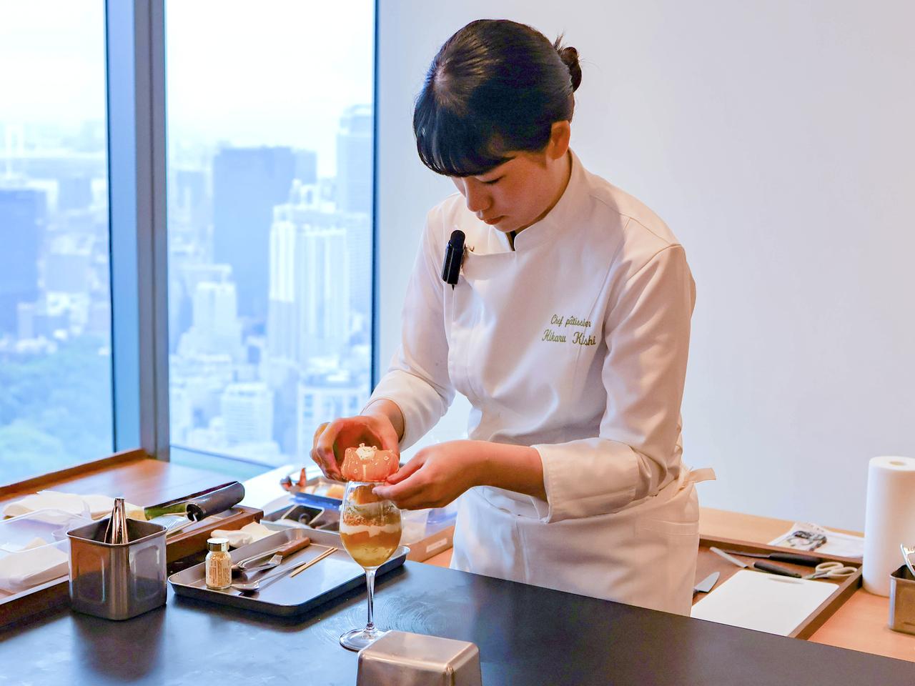 画像1: 目の前でどんどん仕上がる！華やかなパフェの実演