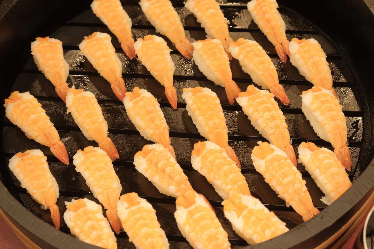 画像: 大ネタ蒸し海老握り