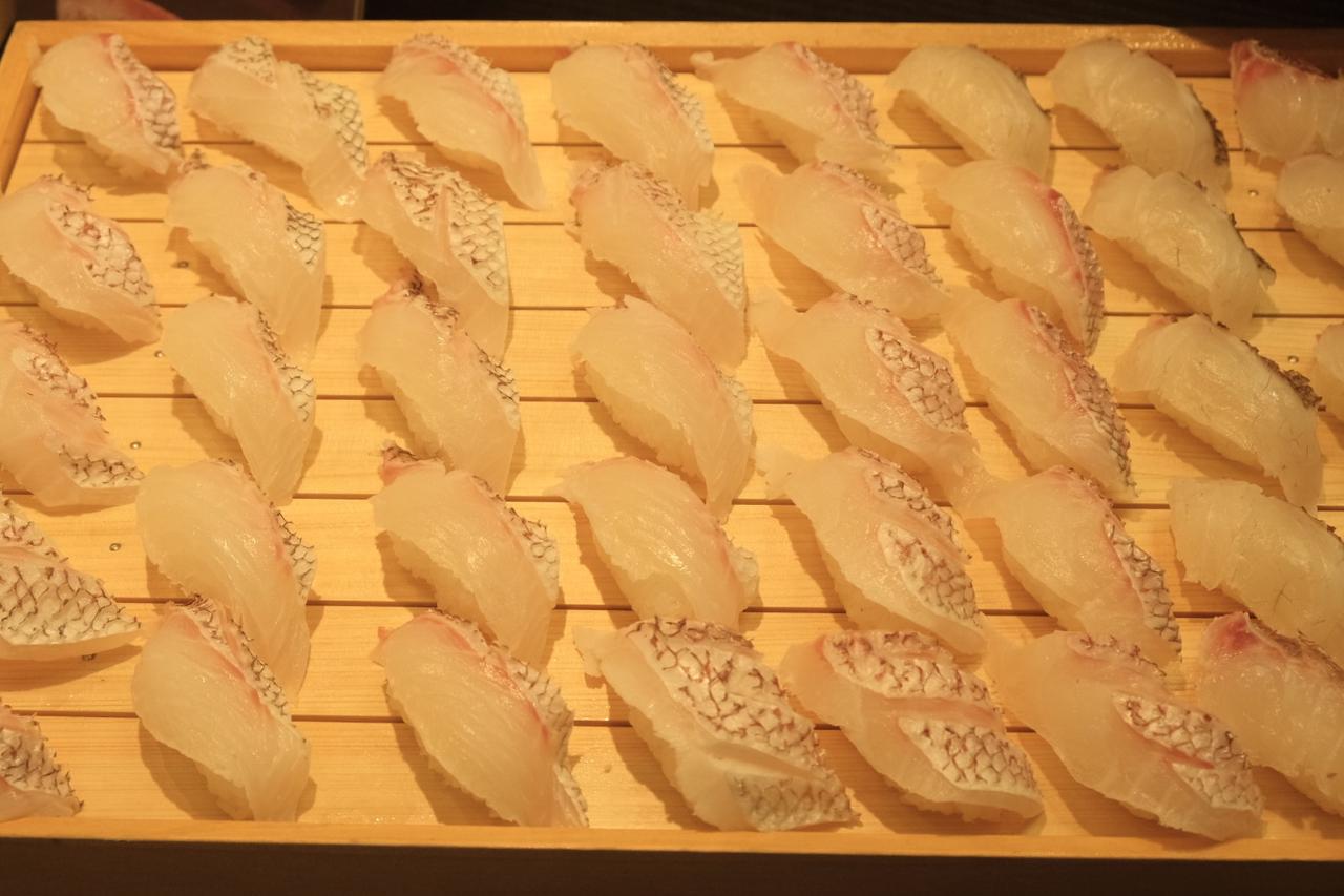 画像: 大ネタ鯛握り