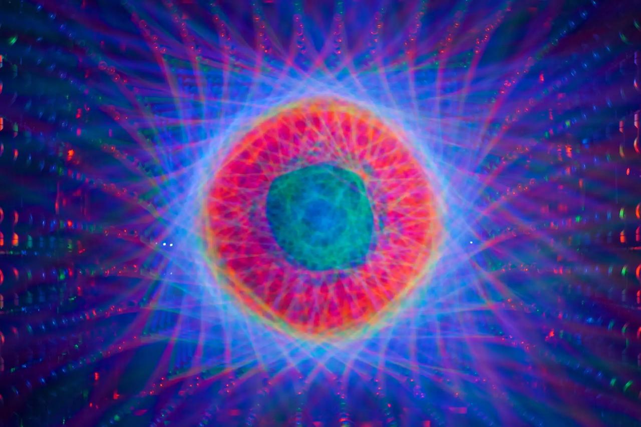 画像: Chromatic Existence チームラボ《Chromatic Existence》 © チームラボ