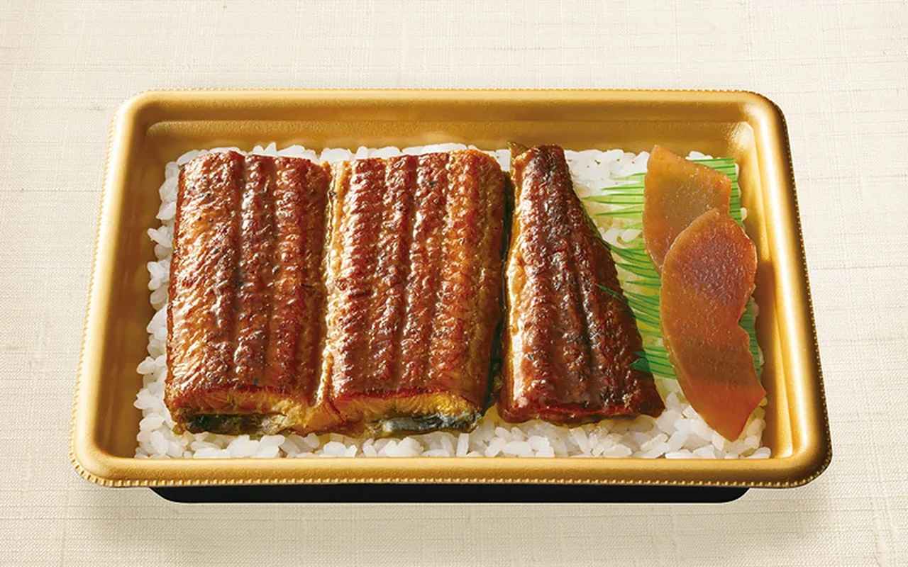 画像: 【商品名】うなぎ蒲焼重 【価格】1,741円（税込1,880円） 【発売地域】全国 【内容】良質な中国産うなぎを使用。やわらかなうなぎと、うなぎの骨を煮出した特製タレとの相性は抜群です。 別添：タレ・山椒付き
