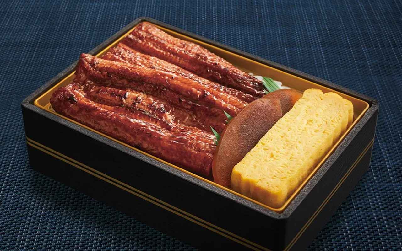 画像: 【商品名】上 鹿児島県産うなぎ蒲焼重(3/4尾) 【価格】2,482円（税込2,680円） 【発売地域】全国 【内容】鹿児島県産うなぎを3/4尾使用。香ばしく焼き上げたうなぎに、特製タレと魚沼産コシヒカリを使用したご飯を合わせた、手軽に本格的な味わいを楽しめるうな重です。食感の良い奈良漬もご一緒にお楽しみいただけます。 別添：タレ・山椒付き