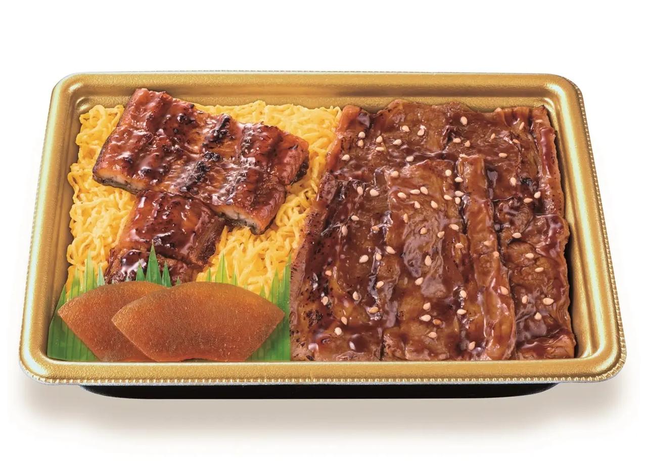 画像: 【商品名】うなぎ蒲焼と牛焼肉重 【価格】1,834円（税込1,980円） 【発売地域】全国 【内容】うなぎ蒲焼には、特上・上の「鹿児島県産うなぎ蒲焼重」と同様の鹿児島県産うなぎを使用。やわらかなうなぎ蒲焼と直火が香る牛の旨みが感じられる牛焼肉の2種類の味をお楽しみいただけます。