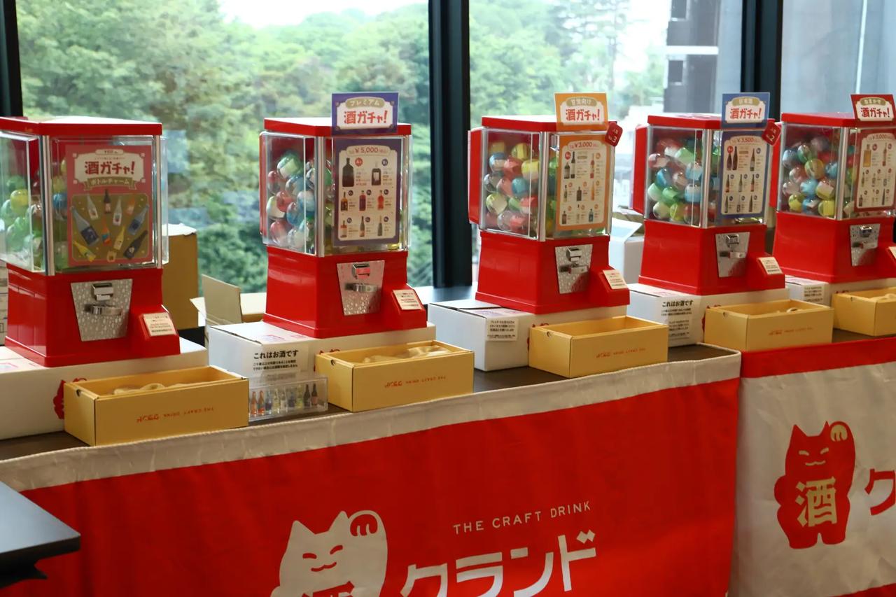 画像: リアル酒ガチャブースの様子