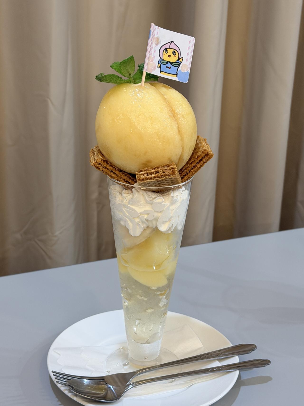 画像: 白桃パフェ~白桃丸ごと贅沢一個使い~(3,300円)