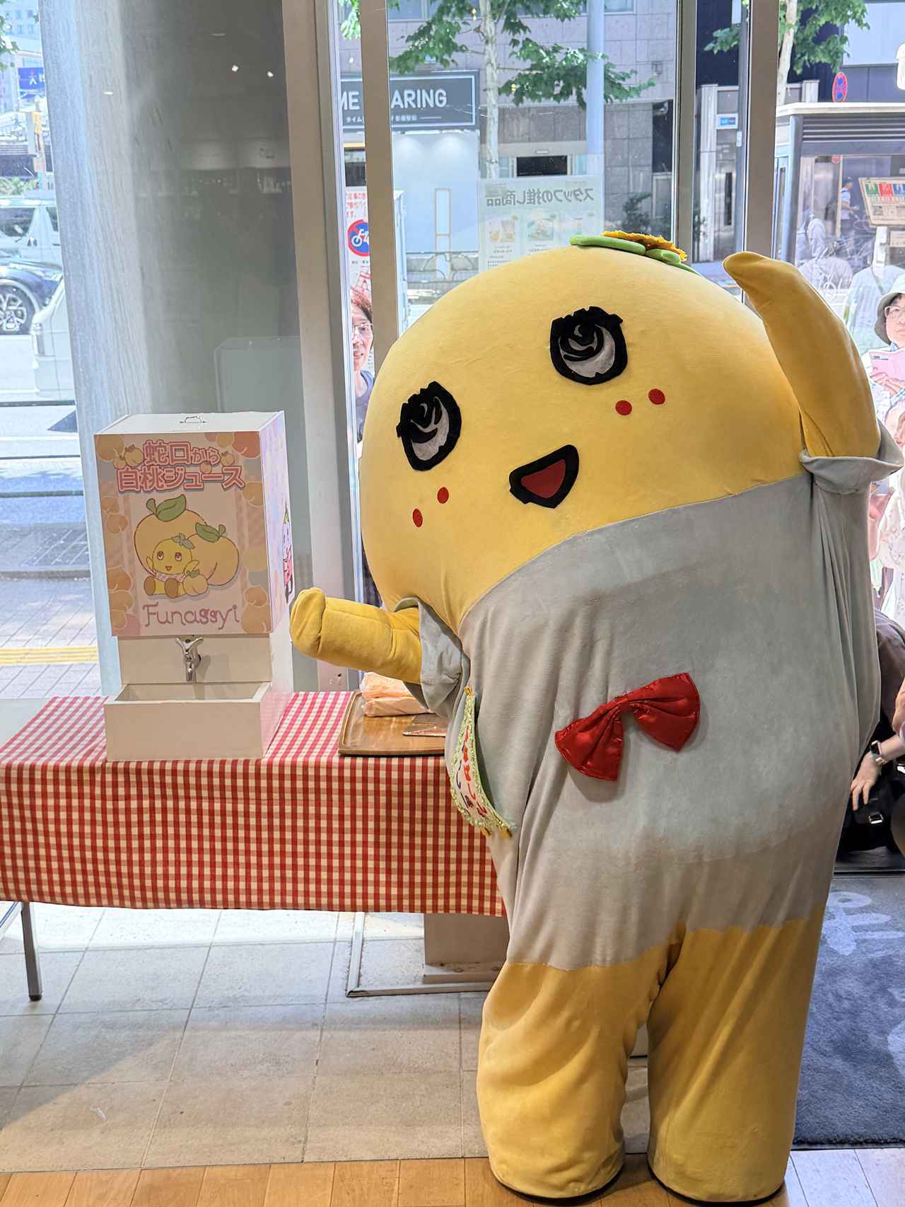 画像1: 1階ショップへ乱入!?「蛇口から白桃ジュース」を元気いっぱいにPR