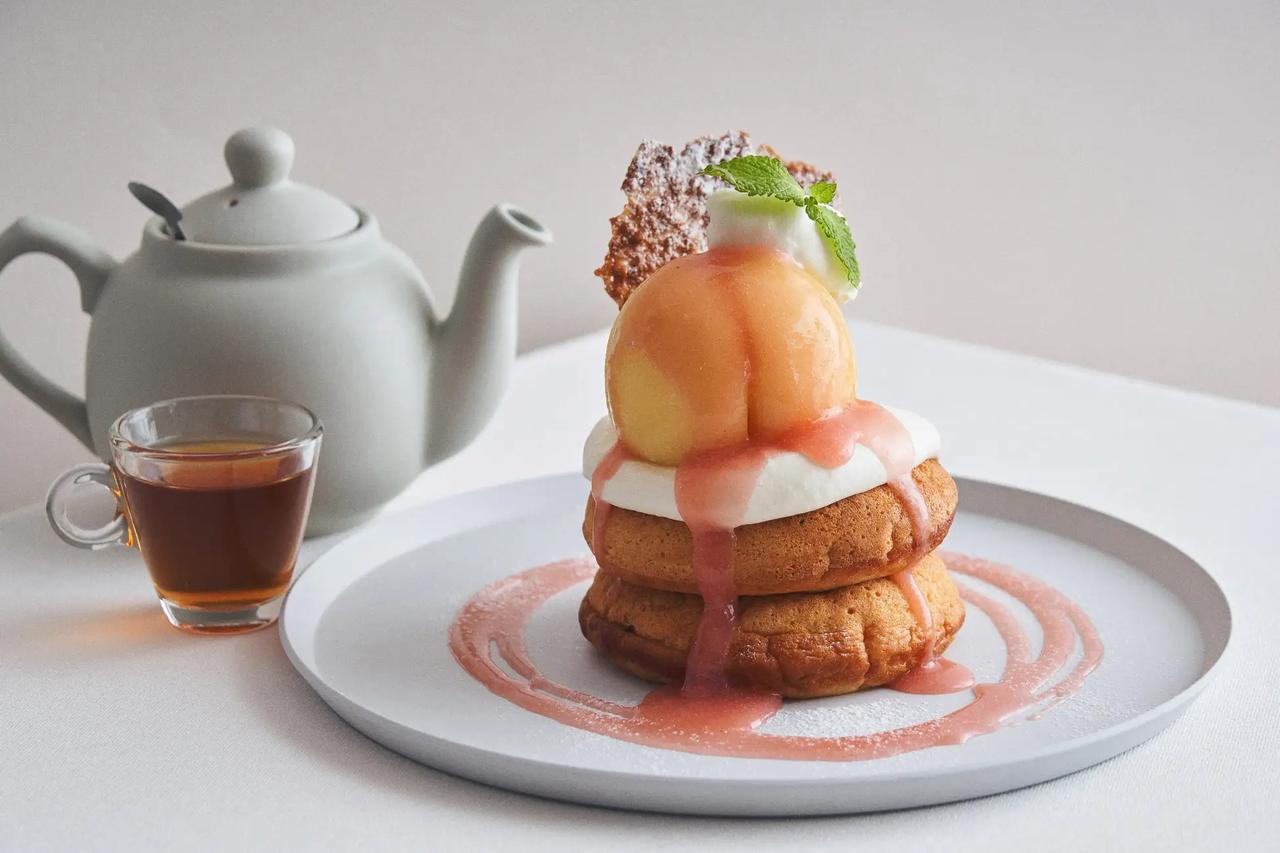 画像: まるごと“岡山白桃”とミルキークリームのパンケーキ 税込価格:2,310円 提供店舗:カフェ&ブックス ビブリオテーク全店/パンケーキ&ブックス ビブリオテーク