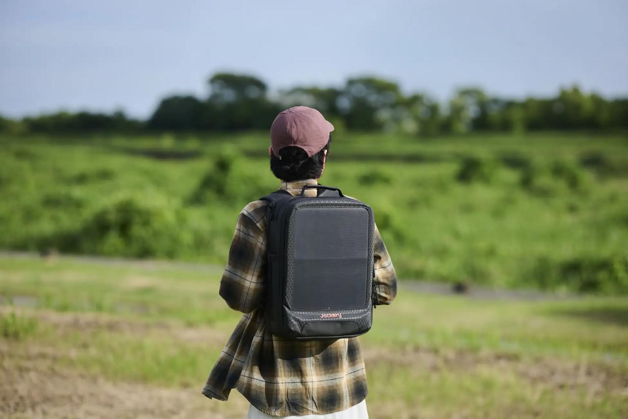 画像: 次世代ソーラーリュック「Jackery Solar Backpack」 価格:17,999円(税込) 容量:20L サイズ:340x420x140mm 重量:1.5kg 素材:ポリエステルファイバー ソーラー出力:15W USBポート:2ポート最大15W 保証期間:1年 移動中の太陽光をしっかり電力に変換し、リュック内側に搭載されたUSB-AとUSB-Cポートからスマートフォンやタブレットを充電できます。さらにコア収納スペースにJackery Explorer 100 Plusがしっかり固定でき、取り出しも簡単で、ソーラー発電と蓄電、給電を一体で持ち運べます。