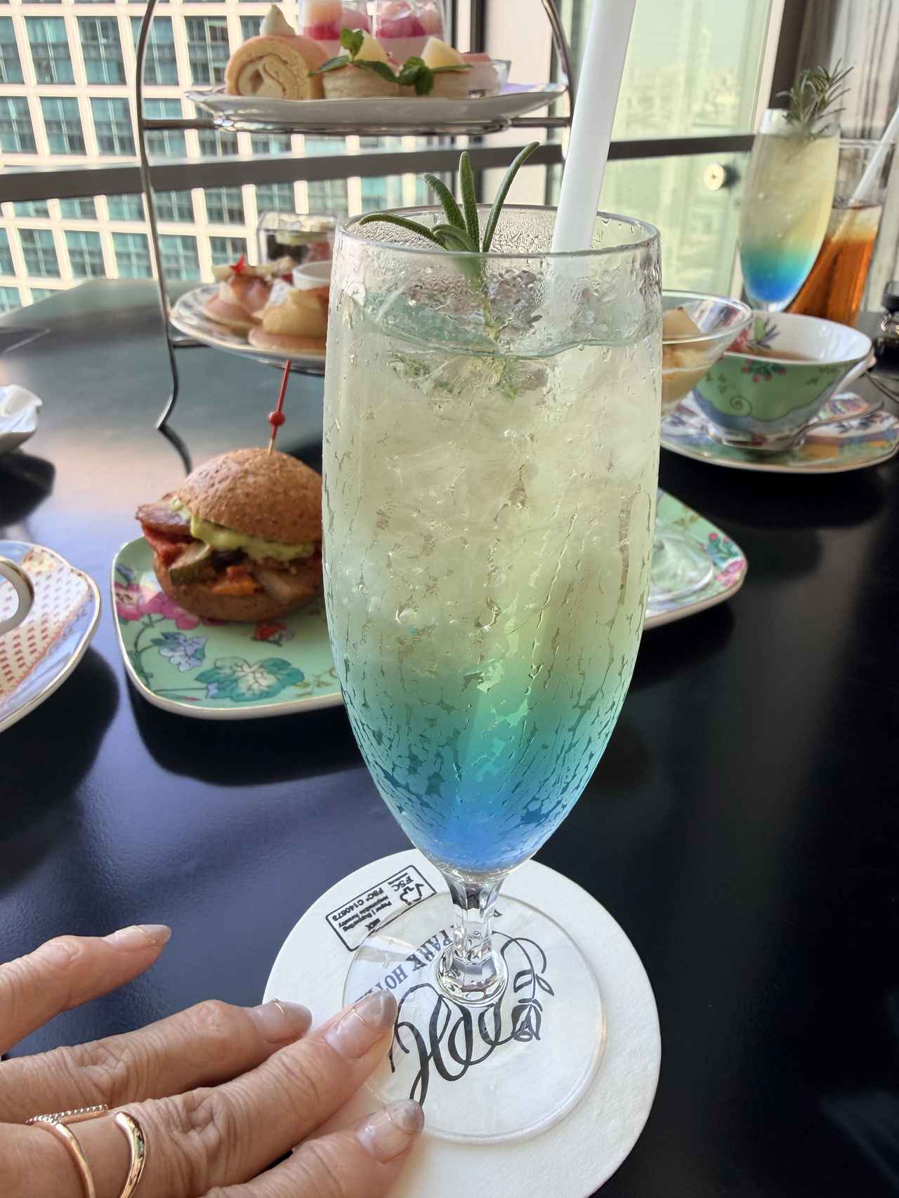 画像4: 白桃を丸ごと1個、贅沢に冠した夏パフェ♡【ザ ロイヤルパークホテル アイコニック 東京汐留】に「ピーチ」アフタヌーンティーが登場