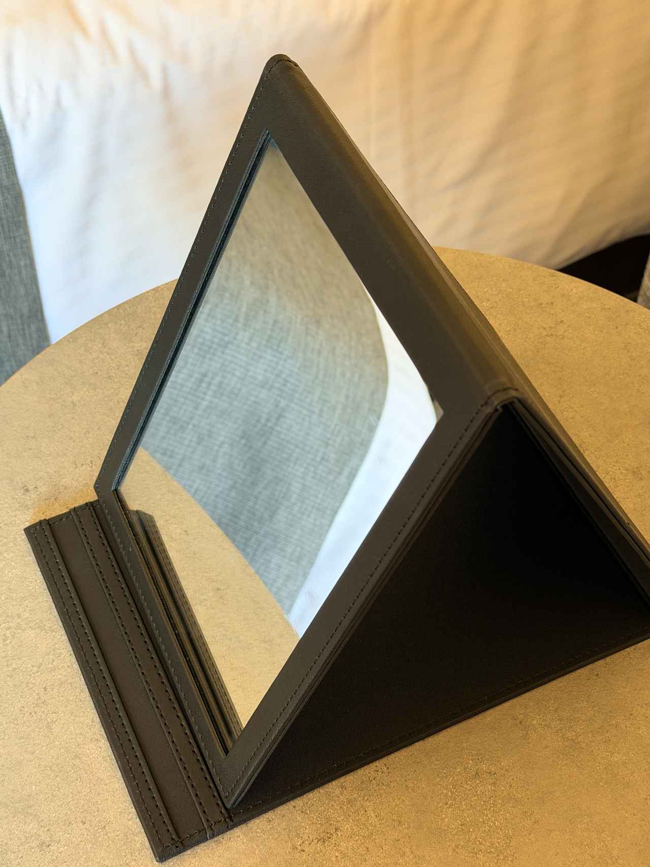 画像: 部屋でもメイクができるよう大きめのミラーがあるのも嬉しい