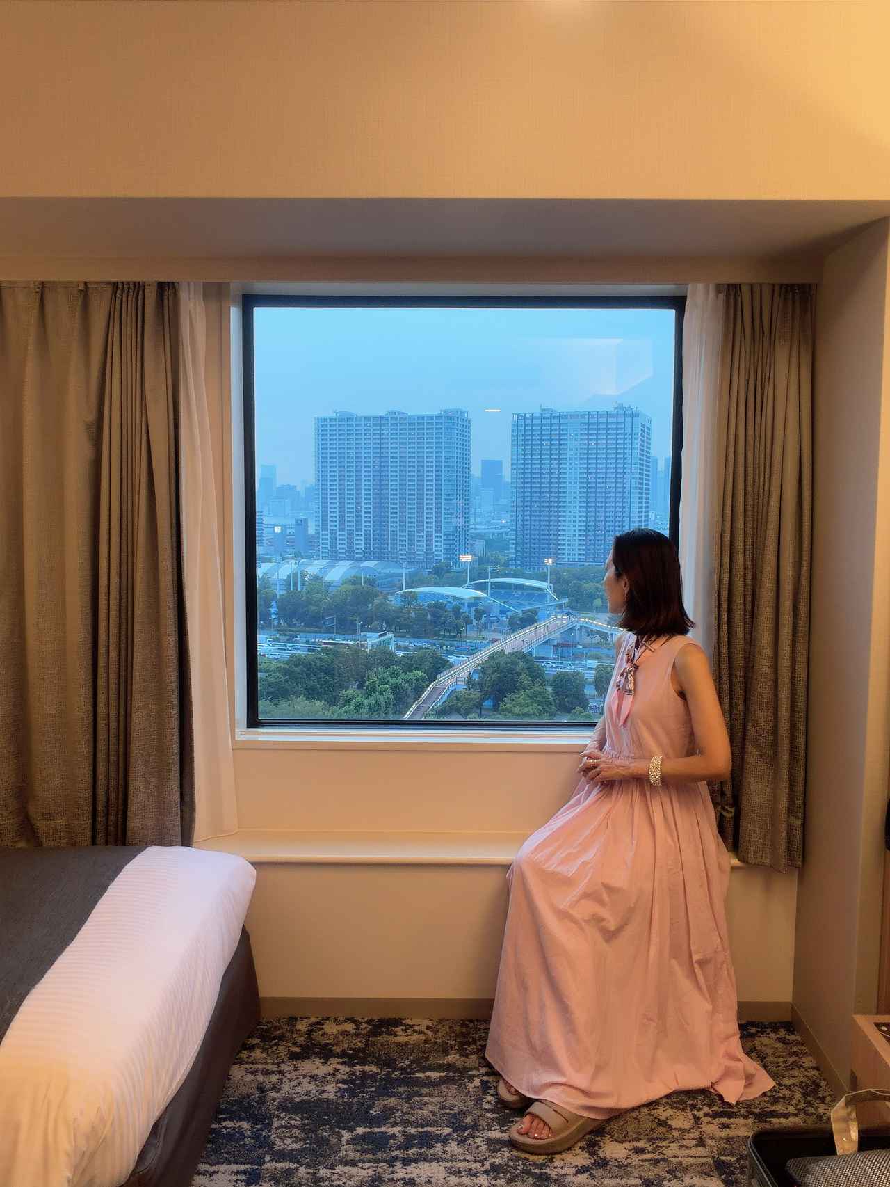 画像: ちょっとした棚がとても便利で、美しい夕景や夜景、朝焼けもこちらに座って鑑賞できました。