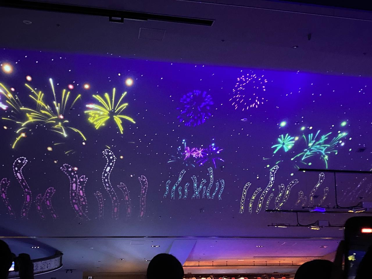 画像: 昼は金魚、夜は花火へ。ペンギンプールを彩る幻想的なプロジェクションマッピング!