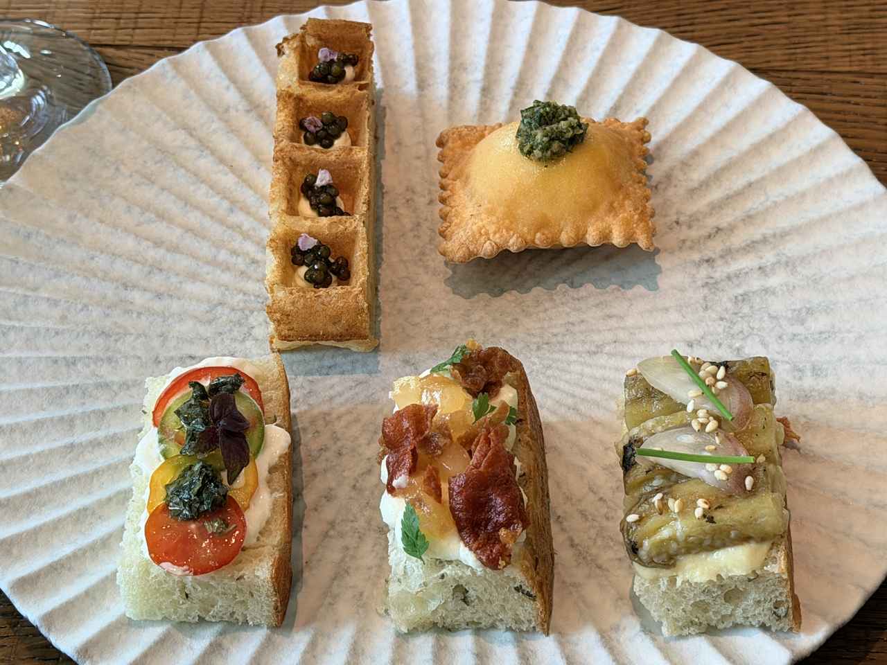 画像: * 3種のタルティーヌ(ピーチ&ハム、トマト&紫蘇、スモーキー茄子&胡麻 ) * バルバジュアン リコッタチーズとオリーブタプナード添え * 木の芽サワークリームとキャビアを添えたクリスピーワッフル