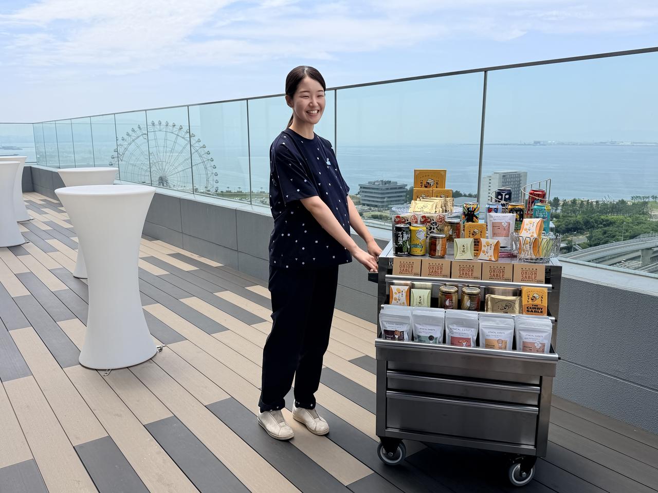 画像1: 遊び心満載！機内食カートで届く「ご近所おつまみカート」