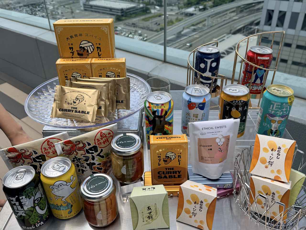 画像2: 遊び心満載！機内食カートで届く「ご近所おつまみカート」