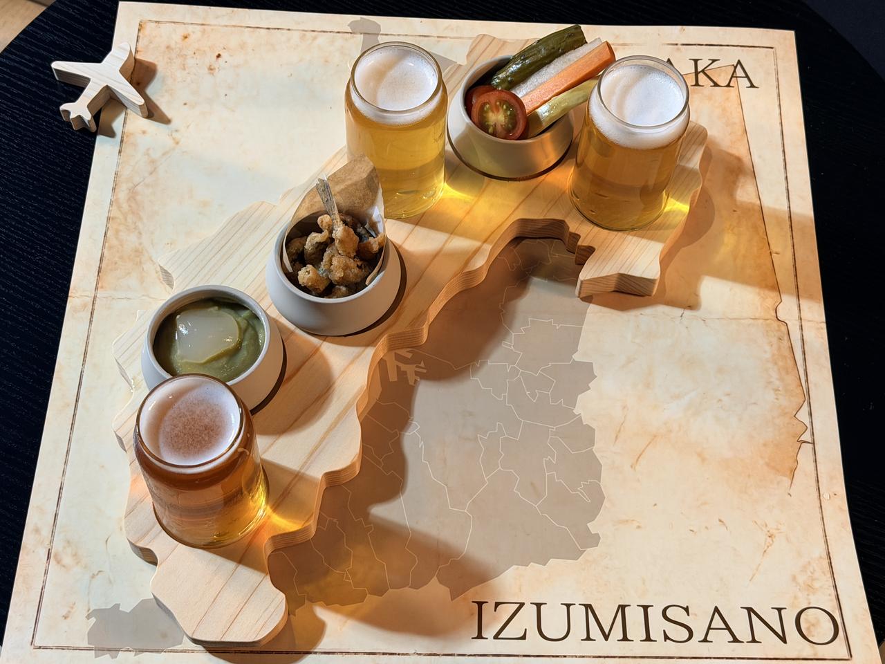画像: ＜ご近所おつまみビアフライトの組み合わせ＞ ・がっちょ（＊3）の唐揚げ 塩レモン味×よなよなエール がっちょの唐揚げの塩味と酸味に、よなよなエールのコクと苦み、ほのかな甘みが合わさり、味わいの五味がバランス良く補完される組み合わせ。＊3　餌にがつがつと食らいつくことから泉州地方で名付けられた、大阪湾でよく獲れる体長10～20cmほどの魚。 ・水なすピクルス洋風MIX×裏通りのドンダバダ レモン風味のさっぱりとした水なすのピクルスに、裏通りのドンダバダの旨みとコクが加わり、酸味がまろやかになる組み合わせ。 ・あぜ餅（缶入）×正気のサタン 枝豆餡の甘味が正気のサタンのすっきりとした味わいと合わさることで、穏やかな甘みと余韻に枝豆の風味が楽しめる組み合わせ。