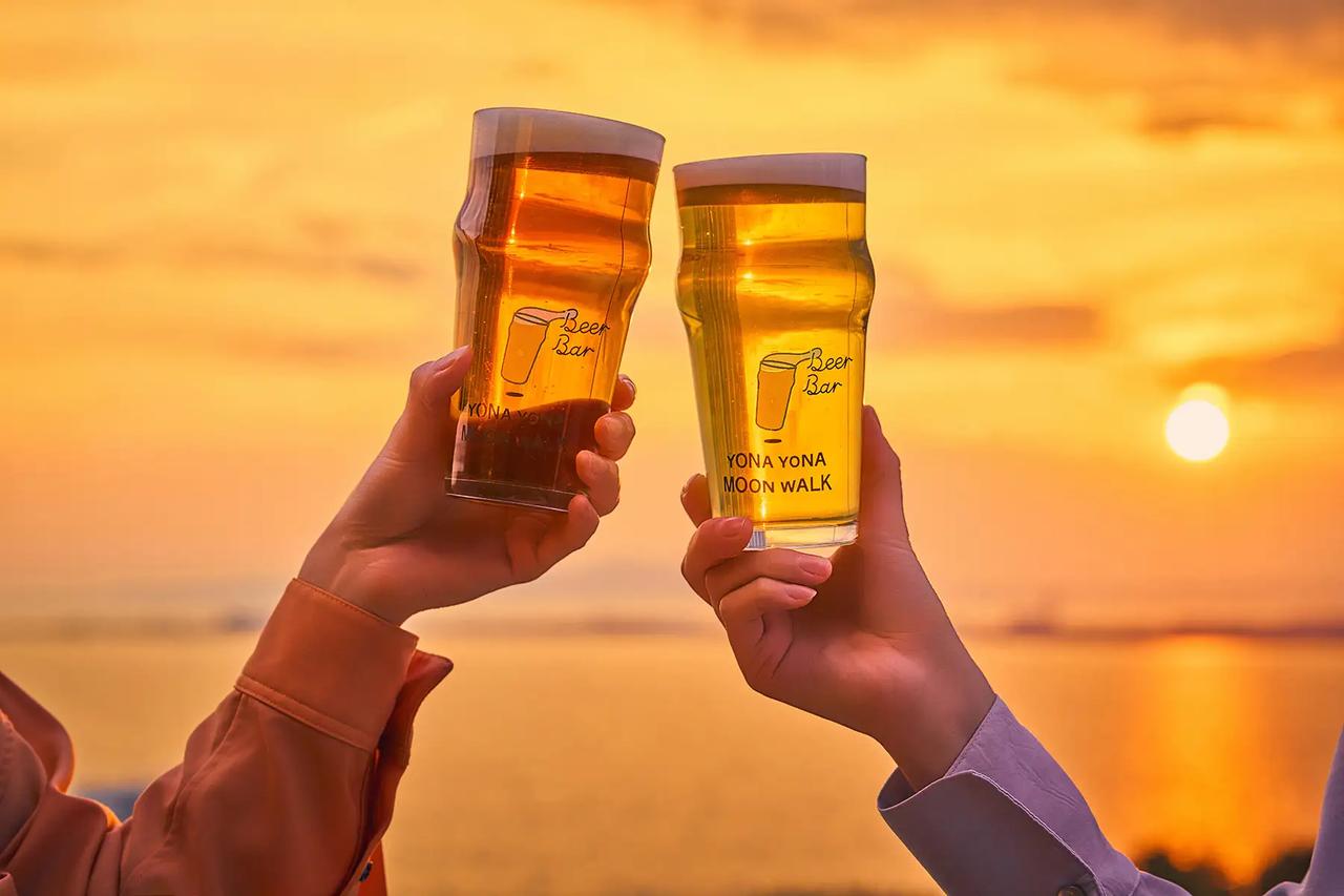 画像: クラフトビールで乾杯するイメージ