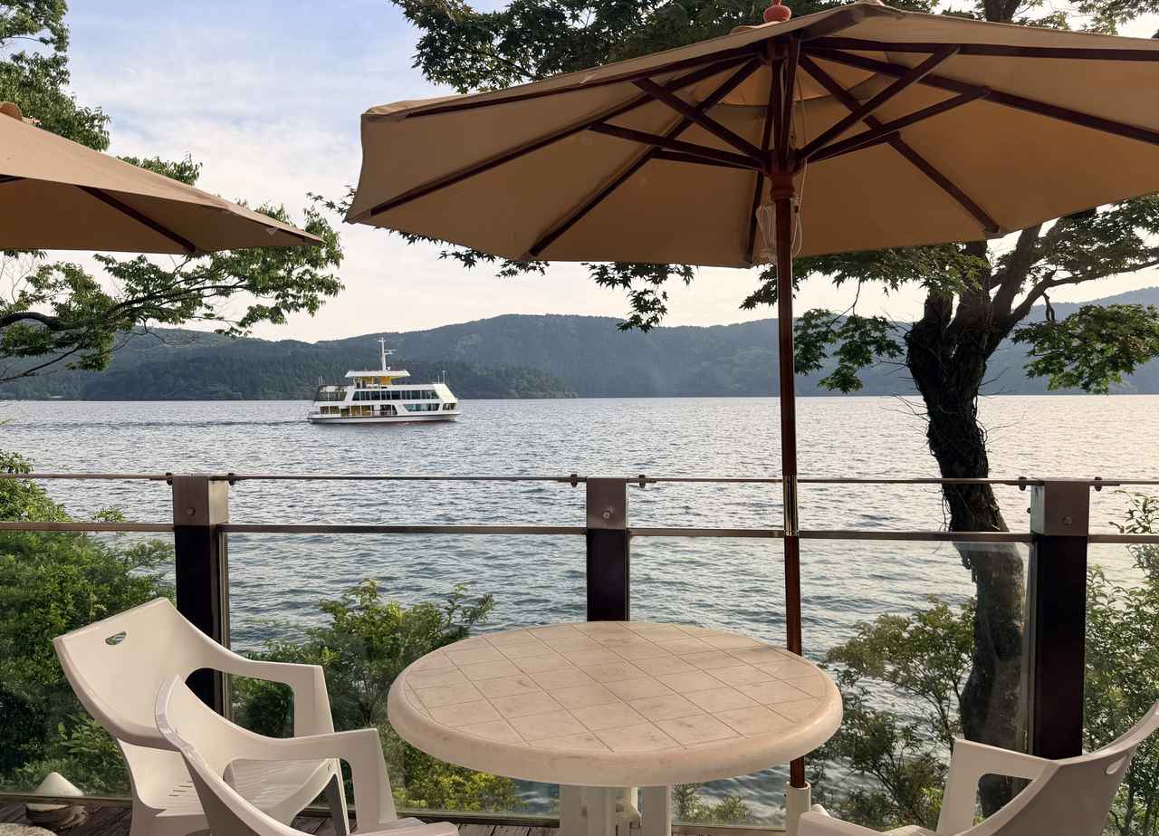 画像: 旅の締めくくりは、湖畔の特等席「フラワーカフェ ロザージュ」へ