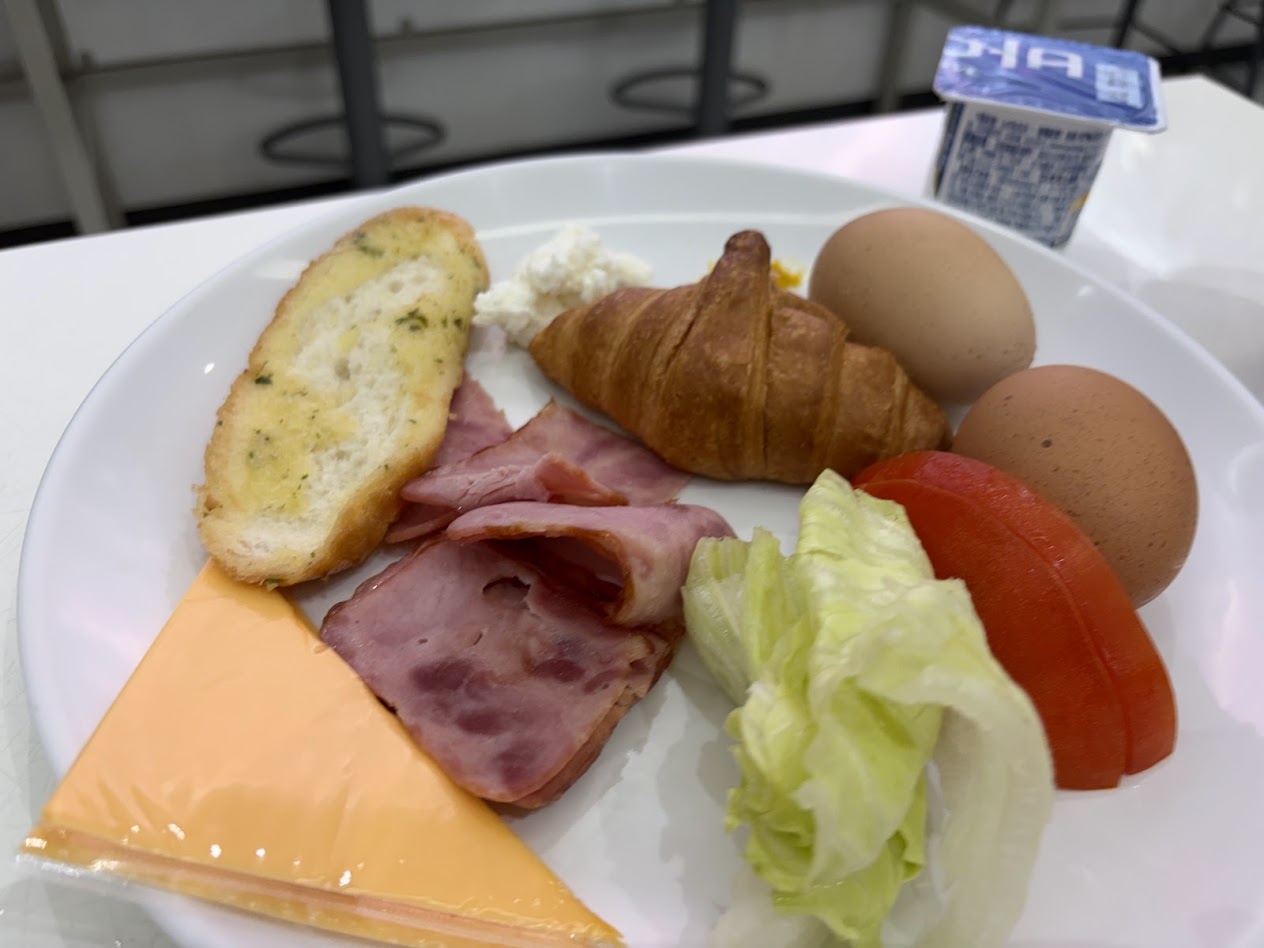 画像3: 朝食は焼き立てパンがずらり