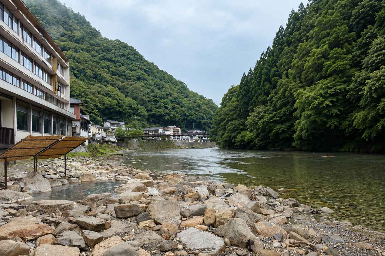画像4: 大自然とひとつになる贅沢体験！河原の野天風呂へ