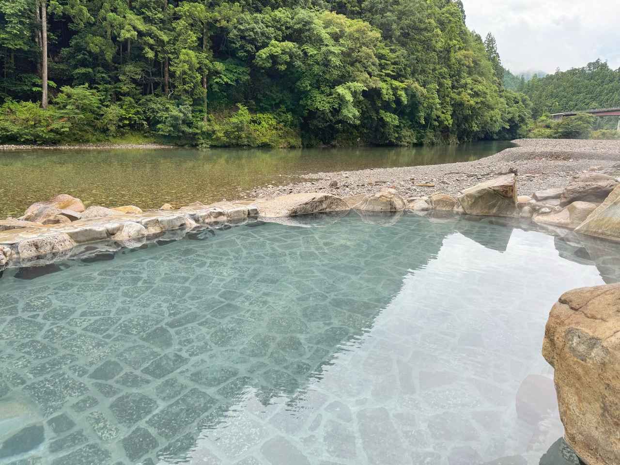 画像2: 大自然とひとつになる贅沢体験！河原の野天風呂へ