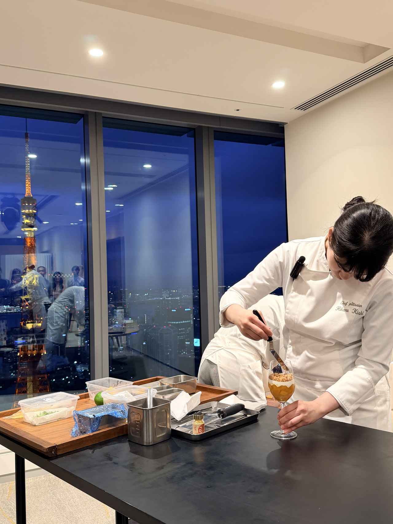 画像: Dining 33｜岸 ひかる シェフパティシエ 会場のあるHills House内の三國清三氏が監修するグランビストロ「Dining 33」。フランス料理の伝統的な技法に、日本の豊かな風土や厳選食材を掛け合わせた独自のスタイル「ジャポニゼ」を体現。その世界観とともにデザートを手がける岸シェフは素材本来の魅力と季節感を大切にした菓子作りを信条とし、それぞれの特性を活かしながら日々新たな価値と感動を生み出す一皿を追求する。