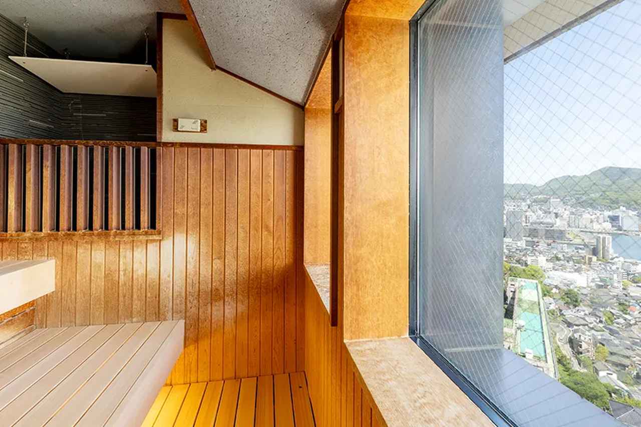 画像: 展望サウナ　（公式HPより掲載） 対岸の長崎市内の景色を見ながらじっくりと汗をかくことができます。絶景とサウナを同時に楽しむ、特別な体験 www.ooedoonsen.jp