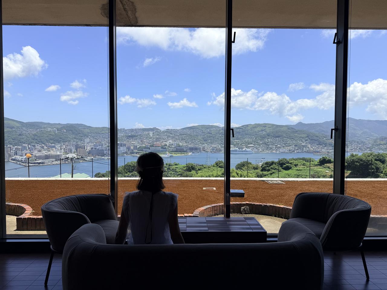 画像: 昼）まるで展望台！どの席からも好きなドリンク片手に絶景が楽しめます。