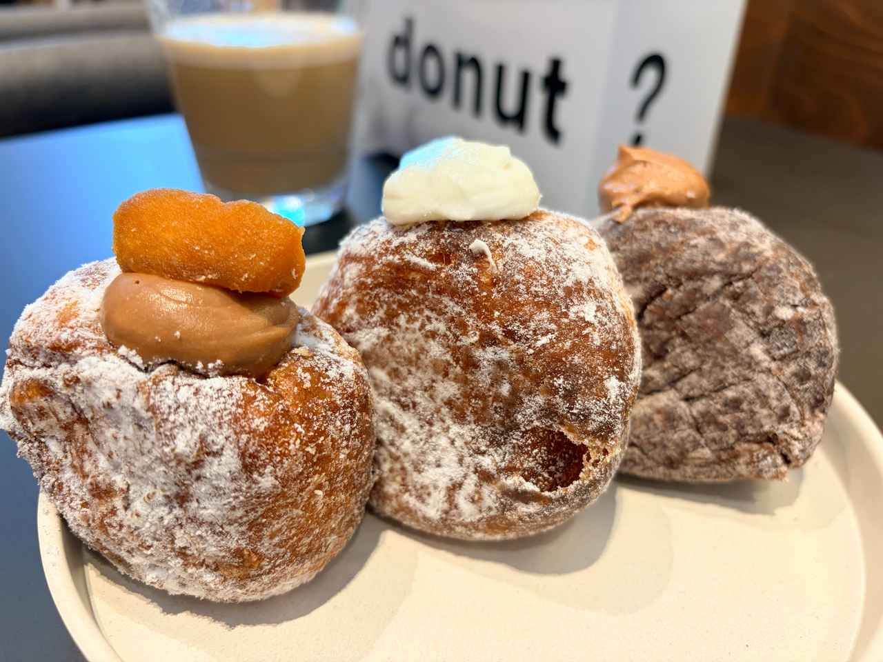 画像: 左がキャラメルアップルのチョコクリームドーナツ、中央が牛乳ドーナツ