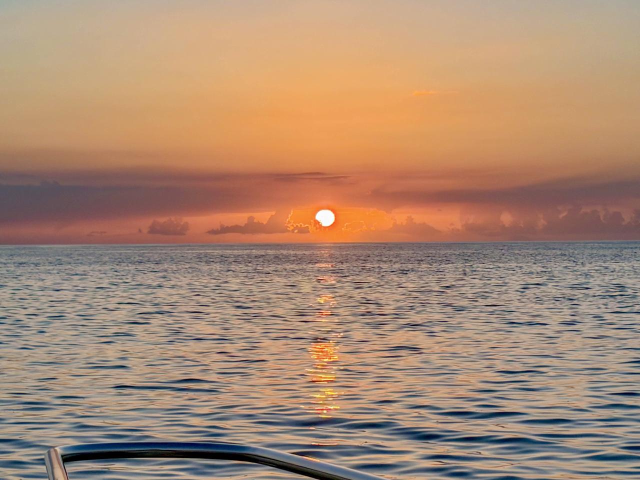 画像2: 1. 三線の音色と夕陽に酔いしれる「島唄サンセットクルーズ」