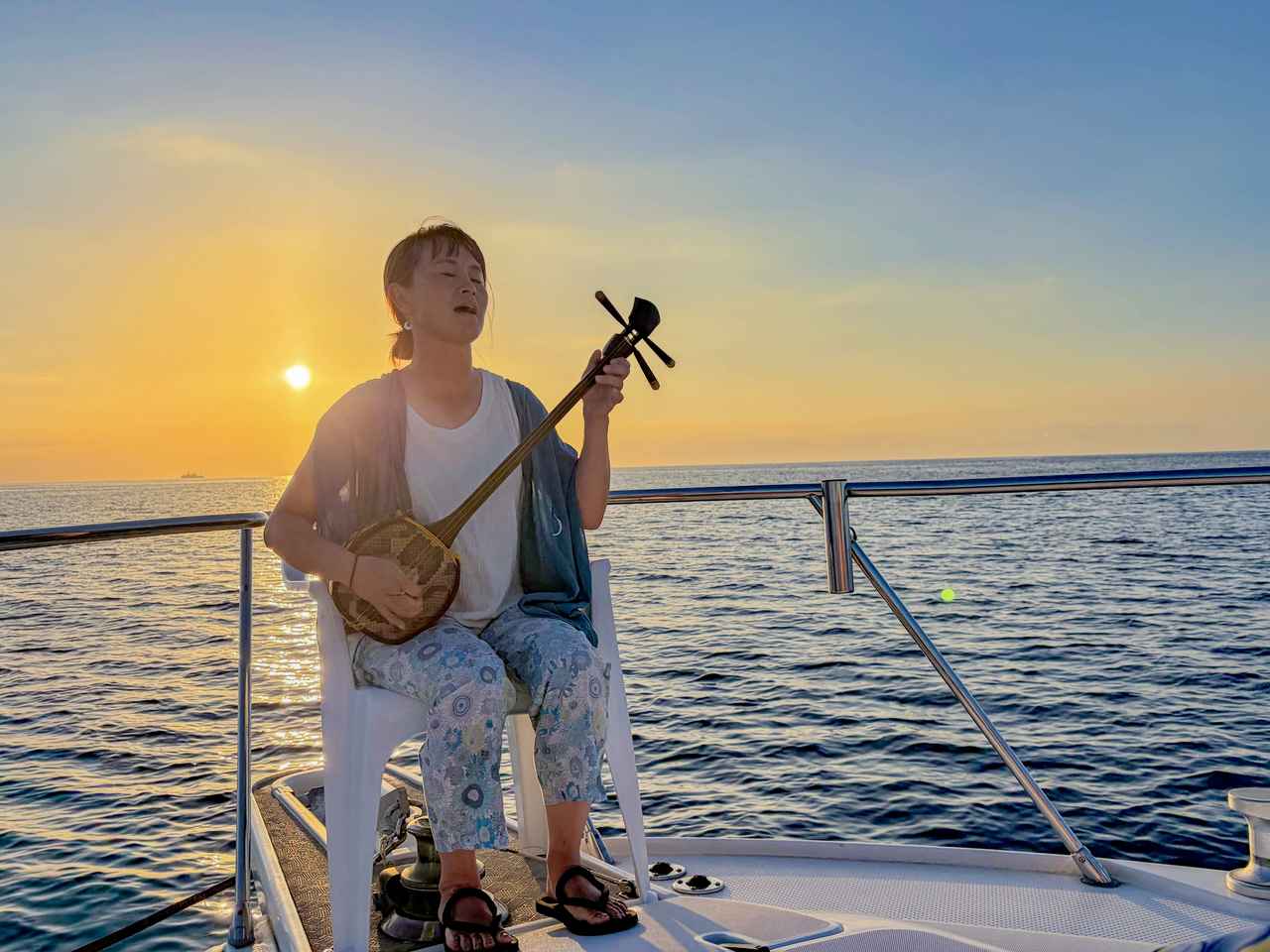 画像1: 1. 三線の音色と夕陽に酔いしれる「島唄サンセットクルーズ」