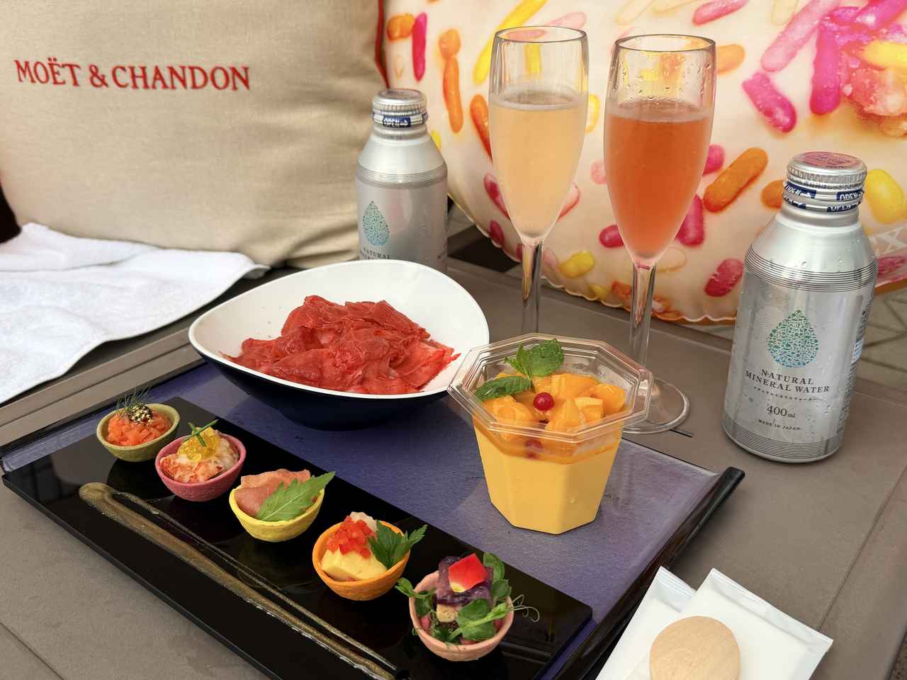 画像: パレット・オブ・タルト 4,800円 ※2日前の15時までに要予約 ピンク: フォアグラテリーヌ / ピーチ / カカオ / ビーツ オレンジ: ホタテ貝 / カリフラワー / パプリカ ゴールド: プロシュート / ルッコラ / レッドオニオン パープル: オマール海老 / アボカド / チャイブ グリーン: スモークサーモン / マスカルポーネ / キャビア モエ・エ・シャンドン モエ アンペリアル グラス 3,600円 モエ・エ・シャンドン ロゼ アンペリアル グラス 5,700円 マンゴープディング 角切りマンゴー添え 1,800円 ふわふわかき氷(いちご) 1,300円
