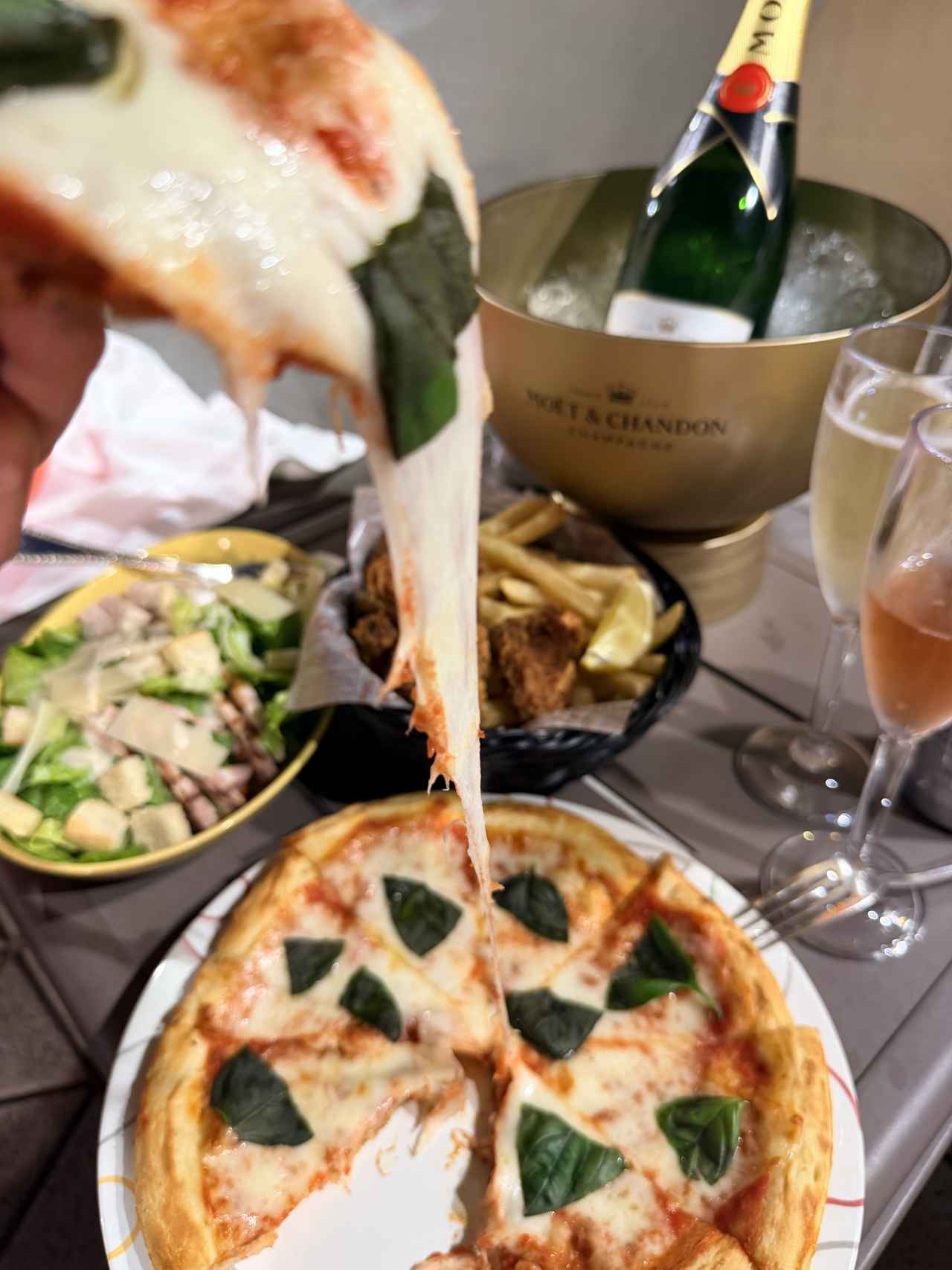 画像: プールサイドで味わう「贅沢ホテルグルメ&スイーツ」