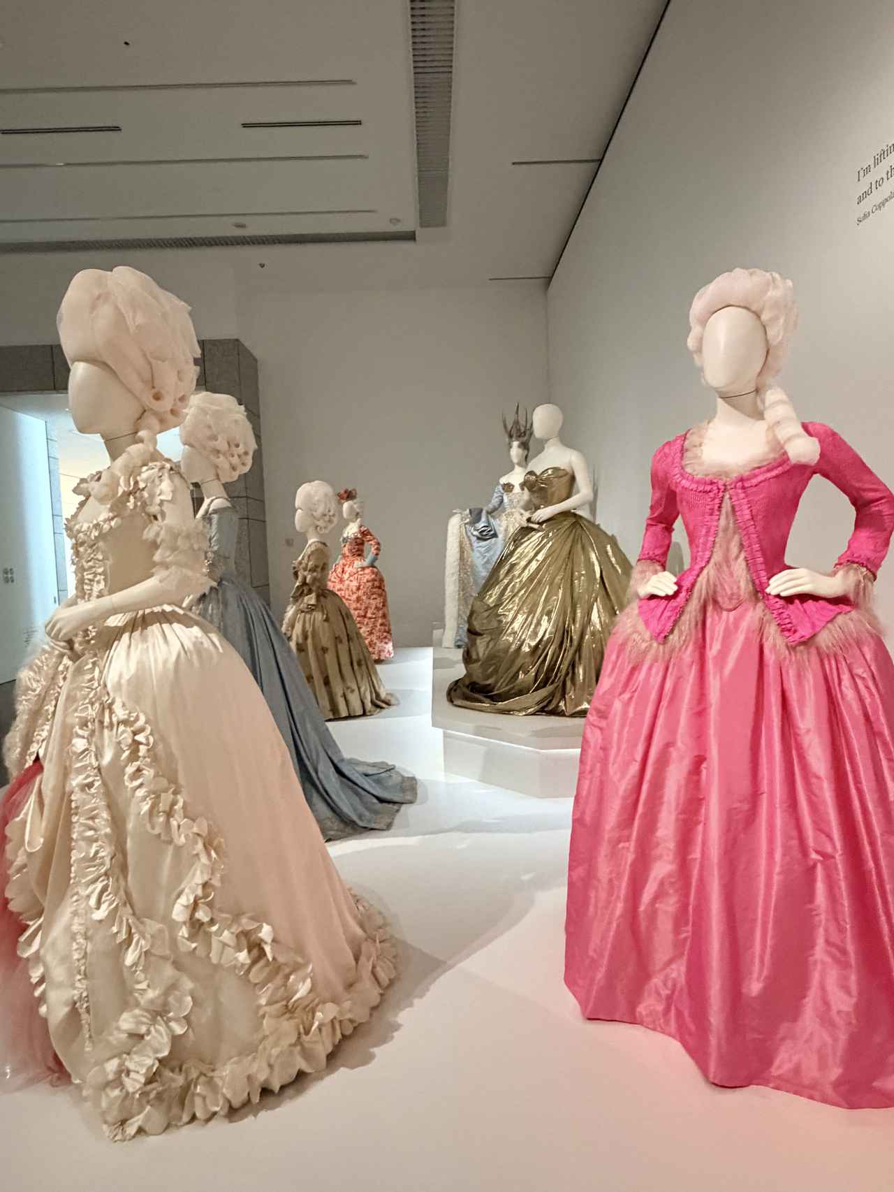 画像6: 「マリー・アントワネット・スタイル」展示風景(横浜美術館、2026年)