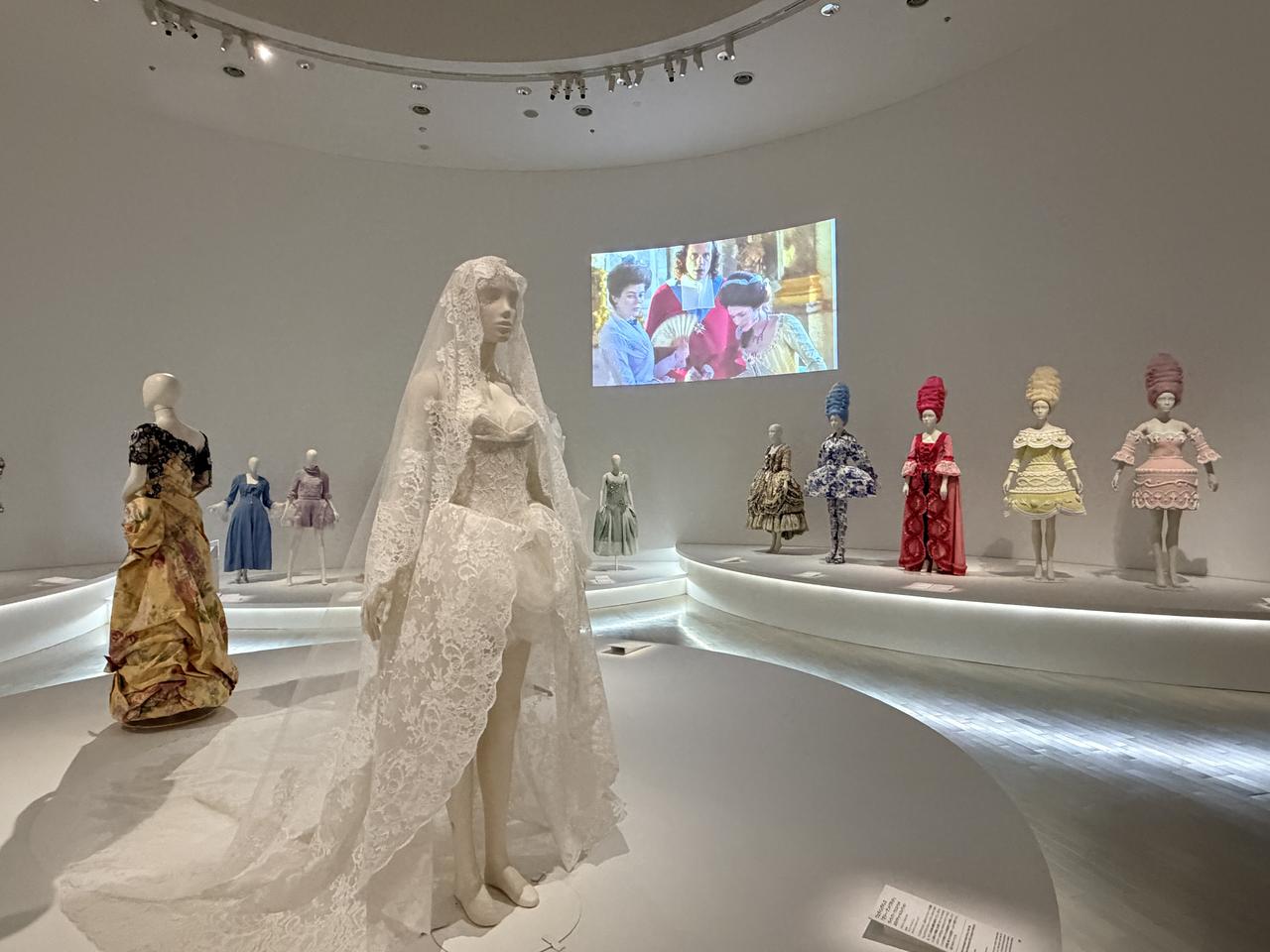 画像3: 「マリー・アントワネット・スタイル」展示風景(横浜美術館、2026年)