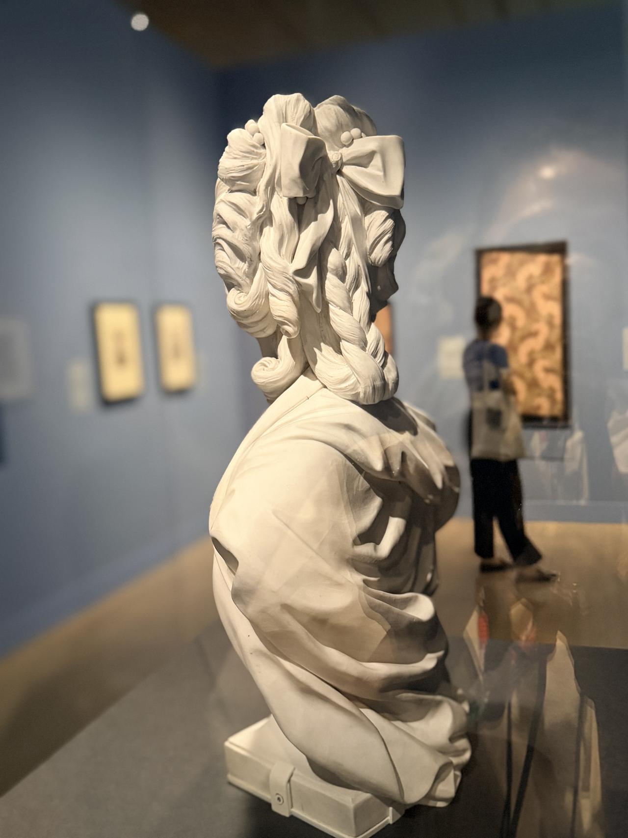 画像2: フランス王妃マリー・アントワネットの胸像(背面) セーヴル磁器製作所、ルイ=シモン・ボワゾ 1788年頃 V&A